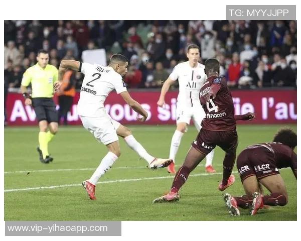 阿什拉夫上半场双响助巴黎领先两球展现边后卫实力