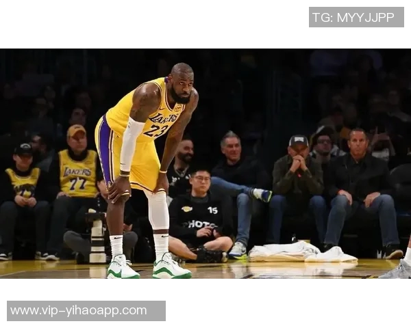 詹姆斯连续出战17场比赛后缺席今日背靠背赛季需适当休息